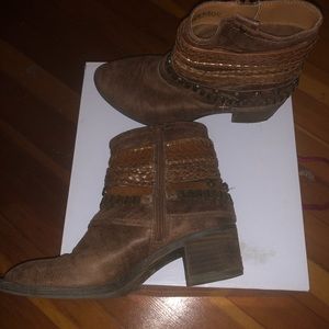 SoftMoc brown booties with detail - 6.5